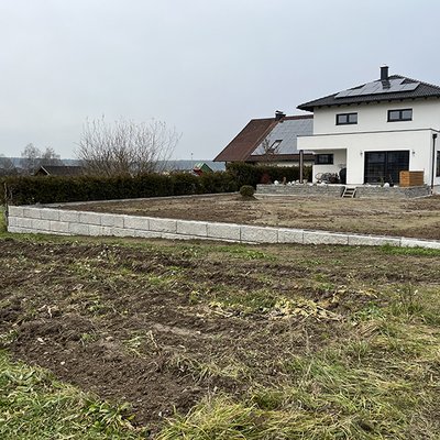 Betonmauer grenzt Grundstück klar ab – moderne und stabile Lösung für Privatgärten