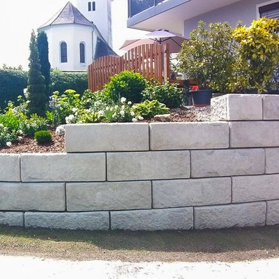 Vorgartenmauer aus strukturierten Betonsteinen – stabile Lösung zur Hangsicherung und Gartengestaltung