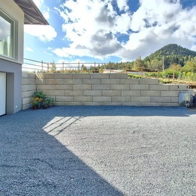 Senkrechte Betonsteinwand zur Geländeabsicherung und maximalen Nutzung des Grundstücks am Wohnhaus