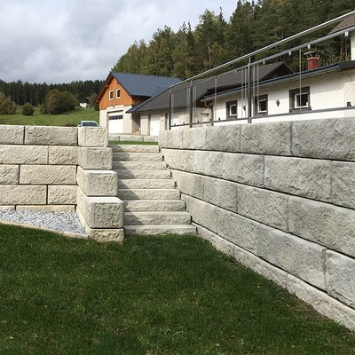 Solide Gartenmauer mit Stufenaufgang – ideale Lösung für Höhenunterschiede im Garten