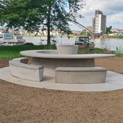 Robuste Beton-Grillstelle mit Sitzgelegenheit – ideal für gemütliches Grillen im Freien