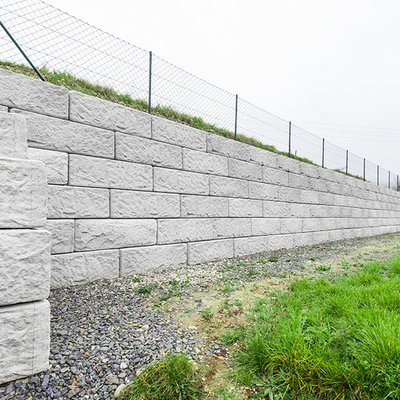 Stabile Hangbefestigung mit Zaun für extra Sicherheit