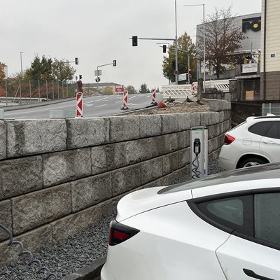 Mauer aus Betonsteinen schafft stabile Stütze entlang der Innbachtalstraße