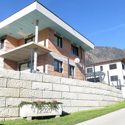 Die stabile Betonmauer sorgt für sicheren Halt am Hang – oben schützt ein Zaun den Garten