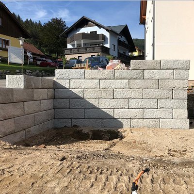 Massive Betonmauer sichert das Grundstück und schützt den Hang am Wohnhaus