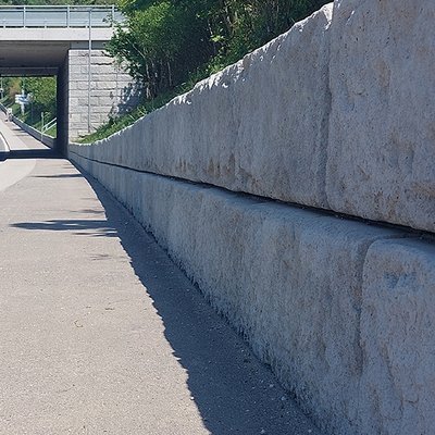 Platzgewinn für Fußgänger durch stabile Stützmauer entlang stark frequentierter Gemeindestraße