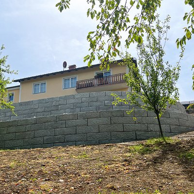 Stützmauern aus Betonblöcken an steilem Grundstück – Hang in drei Ebenen aufgeteilt und Terrasse erweitert