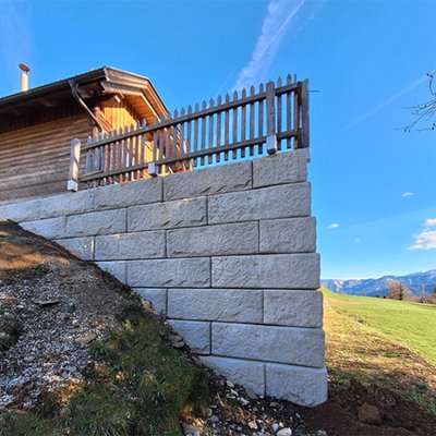 Erneuerte Hangbefestigung mit Betonblöcken für sicheren und pflegeleichten Garten am Hang