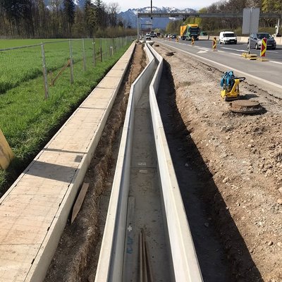 Geradliniger Betongraben schützt den Straßenrand und verbessert die Wasserableitung