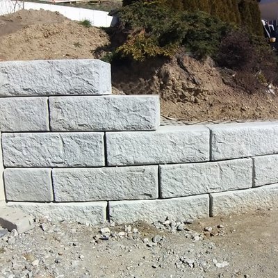 Robuste Hangstützung aus Beton – ideal für unebenes Gelände rund ums Haus