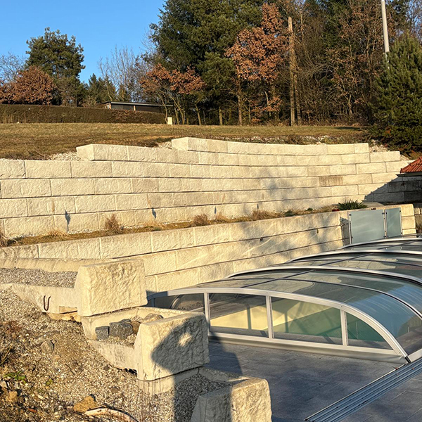 abgestufte Stützwand mit einer Zwischenebene als Hangsicherung