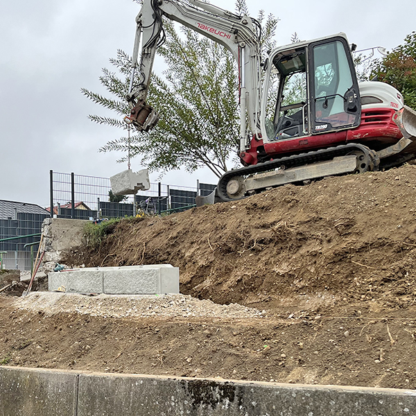 Abgestufte Stützwand als Straßenabgrenzung mit SW-Stützwandsystem